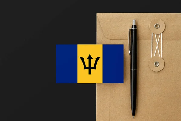 Bendera Barbados Pada Surat Amplop Kerajinan Dan Latar Belakang Pena — Stok Foto