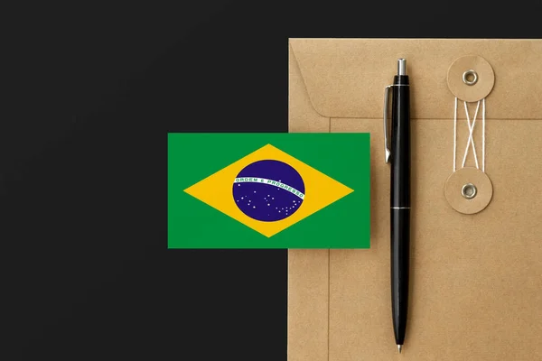 Brazilië Vlag Ambachtelijke Envelop Brief Zwarte Pen Achtergrond Nationaal Uitnodigingsconcept — Stockfoto