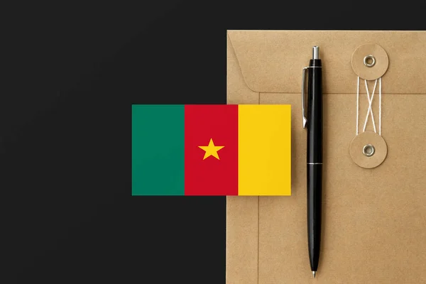 Bandera Camerún Sobre Carta Envoltura Artesanal Fondo Pluma Negra Concepto — Foto de Stock