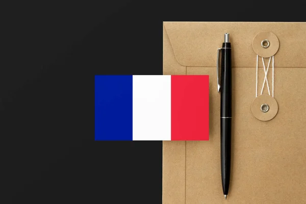 Frankreich Flagge Auf Handwerklichem Briefumschlag Und Schwarzem Stifthintergrund Nationales Einladungskonzept — Stockfoto