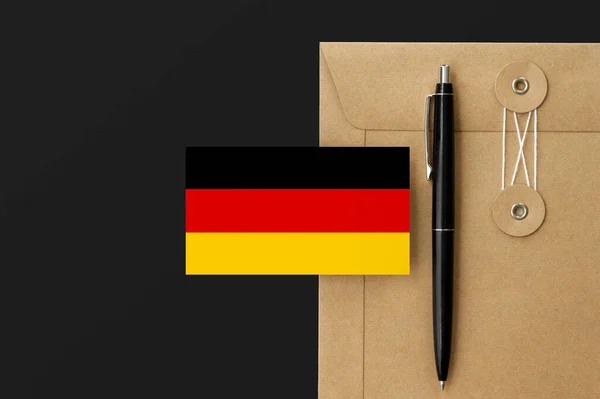 Deutschland Flagge Auf Briefumschlag Und Schwarzem Stifthintergrund Nationales Einladungskonzept Einladung — Stockfoto