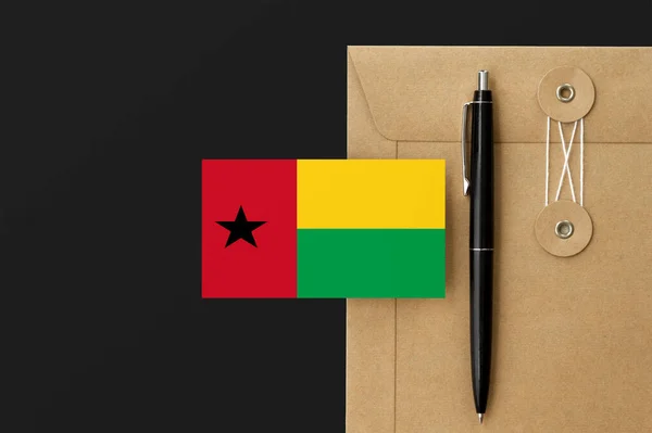 Bandera Guinea Sobre Carta Envolvente Artesanal Fondo Pluma Negra Concepto — Foto de Stock