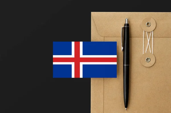 Bandera Islandia Sobre Carta Envolvente Artesanal Fondo Pluma Negra Concepto — Foto de Stock