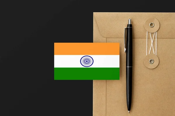 Indien Flagge Auf Handwerklichem Briefumschlag Und Schwarzem Stifthintergrund Nationales Einladungskonzept — Stockfoto