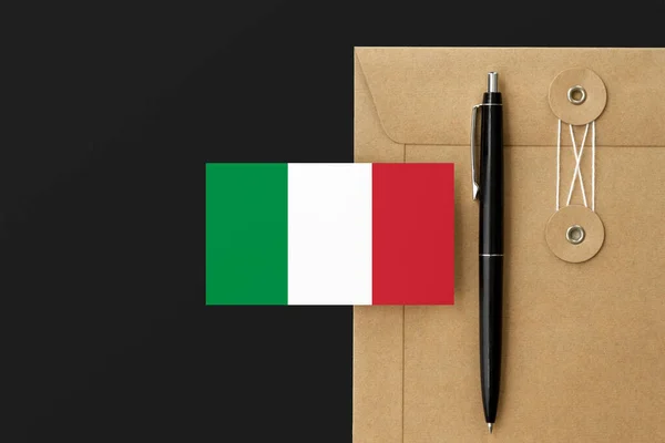Italië Vlag Ambachtelijke Envelop Brief Zwarte Pen Achtergrond Nationaal Uitnodigingsconcept — Stockfoto