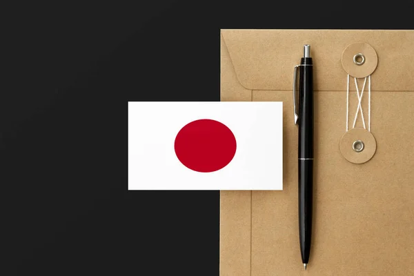 Bandera Japón Sobre Carta Envolvente Artesanal Fondo Pluma Negra Concepto — Foto de Stock