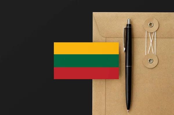 Bandera Lituania Sobre Carta Envolvente Artesanal Fondo Pluma Negra Concepto — Foto de Stock