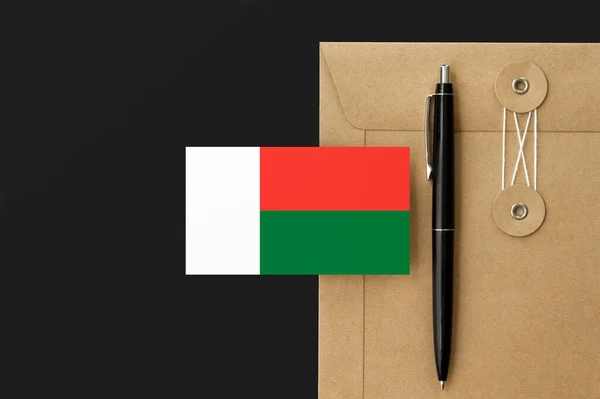 봉투에는 마다가스카르 국기와 배경이 그려져 개념이야 주제에 — 스톡 사진
