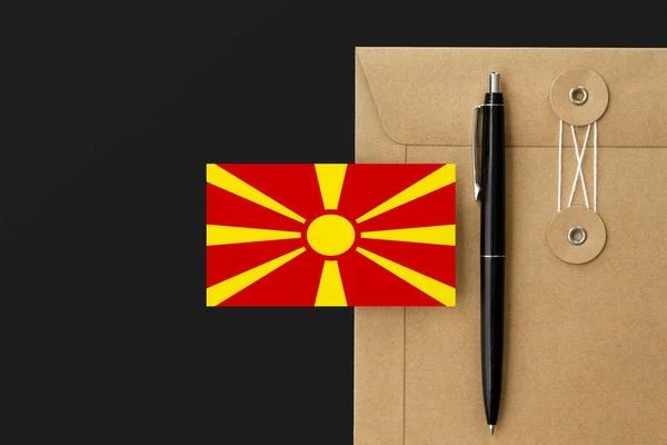 Macedonie Vlag Ambachtelijke Envelop Brief Zwarte Pen Achtergrond Nationaal Uitnodigingsconcept — Stockfoto