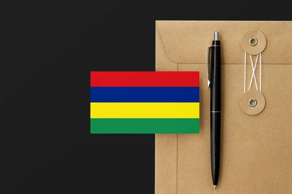 Bandera Mauricio Sobre Carta Envolvente Artesanal Fondo Pluma Negra Concepto — Foto de Stock