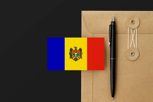 Zarf Zarfında Moldova Bayrağı Siyah Kalem Arkaplanı Ulusal Davet Konsepti — Stok fotoğraf