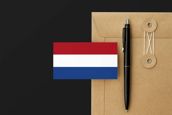 Flaga Holandii Kopercie Statku Czarnym Tle Pióra Koncepcja Krajowego Zaproszenia — Zdjęcie stockowe