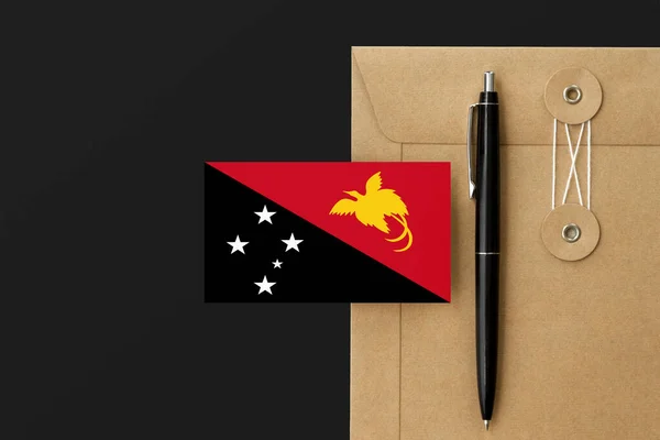 Bandera Papúa Nueva Guinea Sobre Carta Envolvente Artesanal Fondo Pluma — Foto de Stock