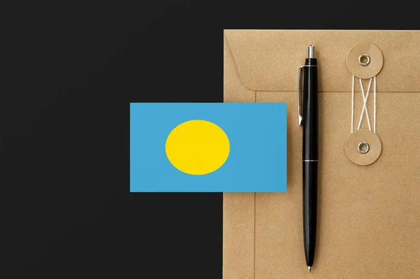 Bandera Palau Carta Sobre Artesanal Fondo Pluma Negra Concepto Invitación — Foto de Stock