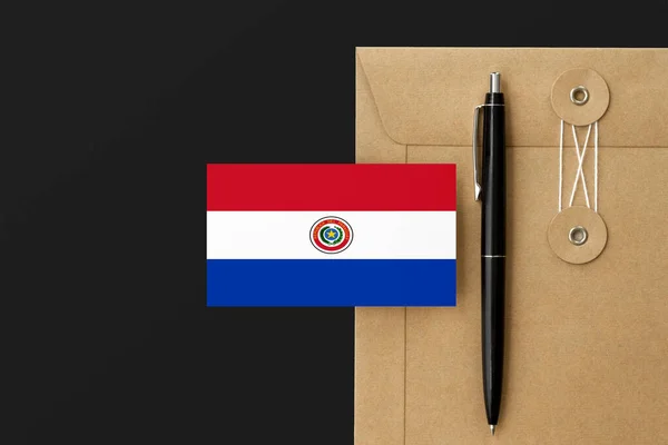 Bandera Paraguay Sobre Carta Envolvente Artesanal Fondo Pluma Negra Concepto — Foto de Stock