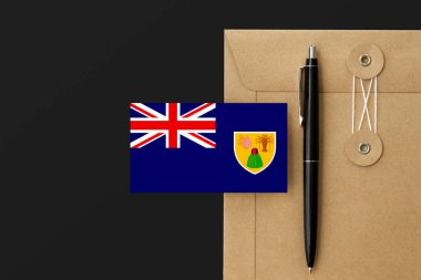 Turks ve Caicos Adaları el işi mektup ve siyah kalem arkaplanda bayrak taşıyor. Ulusal davet konsepti. Eğitim teması için davet.