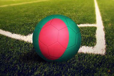 Bangladeş bayrağı köşe vuruşu pozisyonunda, futbol sahasında. Ulusal futbol teması yeşil çimlerde.