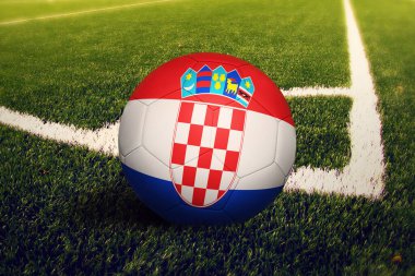 Hırvatistan topu köşeye sıkıştırdı, futbol sahası arka planında. Ulusal futbol teması yeşil çimlerde.