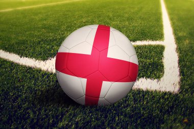 İngiltere bayrağı köşe vuruşunda, futbol sahasında. Ulusal futbol teması yeşil çimlerde.