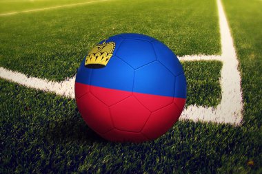 Liechtenstein topu köşeye sıkıştırdı, futbol sahasının arka planında. Ulusal futbol teması yeşil çimlerde.