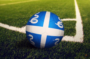 Martinique bayrağı köşe vuruşu pozisyonunda, futbol sahasında. Ulusal futbol teması yeşil çimlerde.