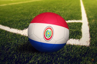 Paraguay bayrağı köşe vuruşunda, futbol sahasında. Ulusal futbol teması yeşil çimlerde.