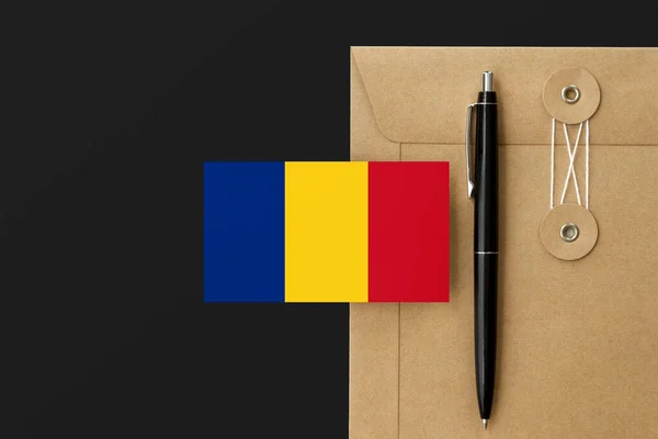 Bandera Rumanía Sobre Carta Envolvente Artesanal Fondo Pluma Negra Concepto — Foto de Stock