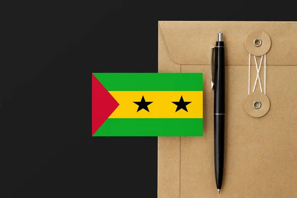 Bandera Santo Tomé Príncipe Sobre Carta Envolvente Artesanal Fondo Pluma — Foto de Stock