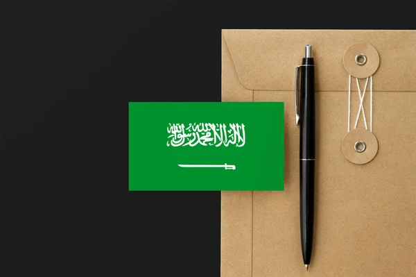 Arabia Saudită Steag Ambarcațiuni Plic Scrisoare Fundal Stilou Negru Conceptul — Fotografie, imagine de stoc