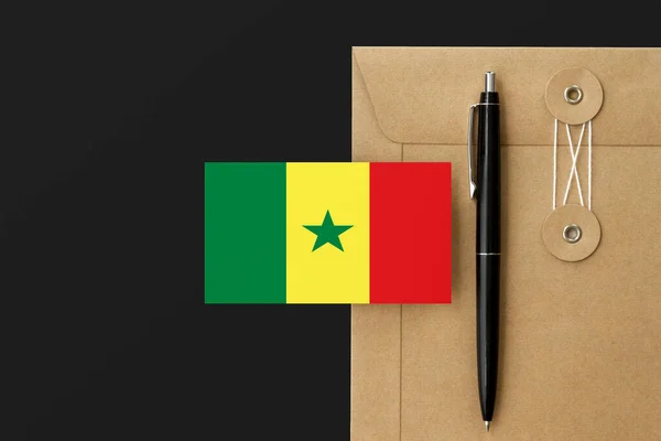 Bandera Senegal Sobre Carta Envolvente Artesanal Fondo Pluma Negra Concepto — Foto de Stock