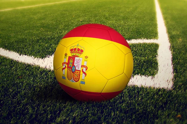 İspanya bayrağı köşe vuruşunda, futbol sahasında. Ulusal futbol teması yeşil çimlerde.