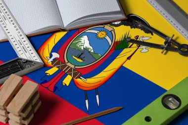 Meslek konsepti, mimarlık masası ve araç gereçleri üzerine Ekvador ulusal bayrağı. Üst görünüm maketi.