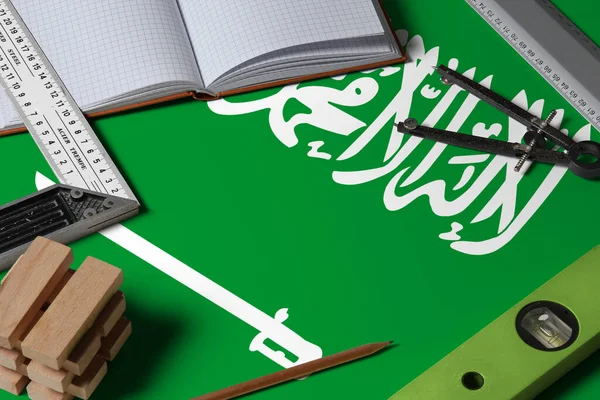 Drapelul Național Arabiei Saudite Privind Conceptul Profesie Fundal Birou Arhitect — Fotografie, imagine de stoc