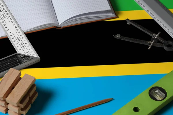 Bandera Nacional Tanzania Sobre Concepto Profesión Con Escritorio Arquitecto Antecedentes — Foto de Stock