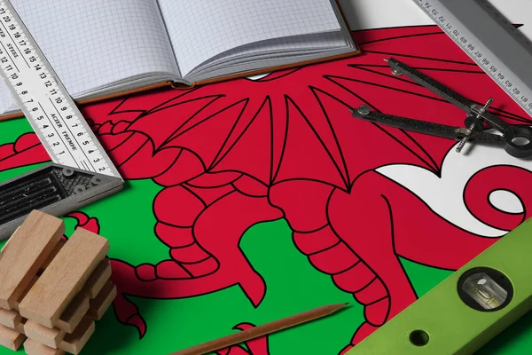 建築家の机やツールの背景と職業の概念にウェールズの国旗 トップ表示 Mock — ストック写真