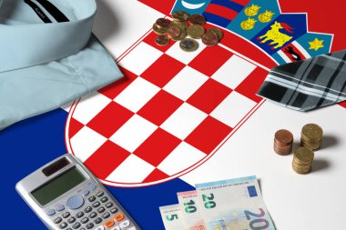Hırvatistan asgari para konsept tablosunda bayrak salladı. Bayrak yüzeyinde madeni paralar ve madeni eşyalar. Ulusal ekonomi teması.