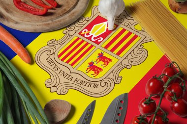 Andorra bayrağı taze sebzeler ve bıçak kavramı ahşap masa. Arkaplan temalı aşçılık kavramı.