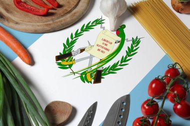 Guatemala bayrağı taze sebzeler ve bıçak konsepti ahşap masa. Arkaplan temalı aşçılık kavramı.
