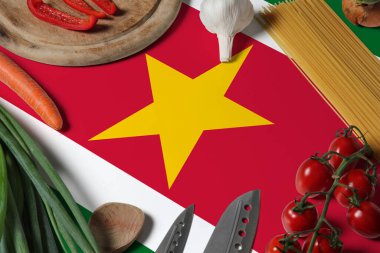 Taze sebzelerde bayrak ve tahta masada bıçak konsepti. Arkaplan temalı aşçılık kavramı.