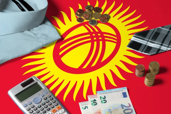 Bandera Kirguistán Tabla Concepto Dinero Mínimo Monedas Objetos Financieros Superficie — Foto de Stock