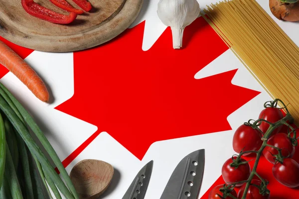 Σημαία Καναδά Για Φρέσκα Λαχανικά Και Μαχαίρι Έννοια Ξύλινο Τραπέζι — Φωτογραφία Αρχείου