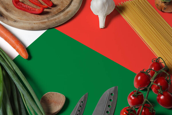 Флаг Мадагаскара на свежих овощах и деревянный стол. Концепция приготовления пищи с подготовкой темы
.