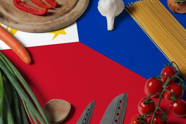 Bendera Filipina Pada Sayuran Segar Dan Pisau Konsep Meja Kayu — Stok Foto