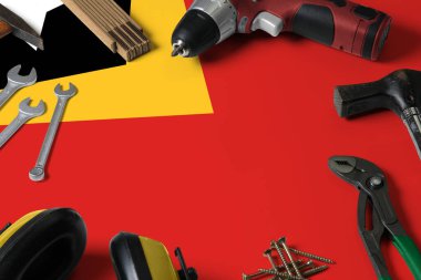 Doğu Timor bayrağı tamir aracı kavramı ahşap masa arka planında. Ulusal nesnelerle mekanik servis teması.