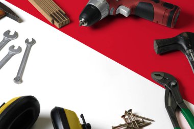 Endonezya bayrağı tamir aracı kavramı ahşap masa arka planında. Ulusal nesnelerle mekanik servis teması.