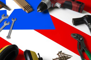 Porto Riko bayrağı tamir aleti konsepti tahta masa arka planında. Ulusal nesnelerle mekanik servis teması.