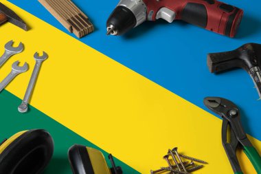 Rwanda bayrağı tamir aleti konsepti tahta masa arka planında. Ulusal nesnelerle mekanik servis teması.
