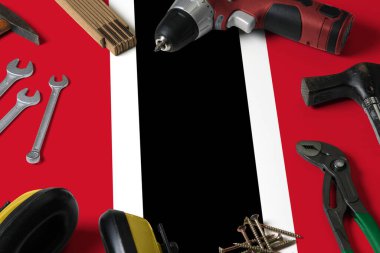 Trinidad ve Tobago bayrağı tamir aletleri tahta masa arka planında. Ulusal nesnelerle mekanik servis teması.