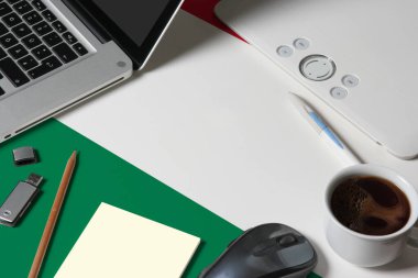 Macaristan ulusal bayrağı, dizüstü bilgisayarı, klavyesi, usb sürücüsü, grafik tableti, kahve fincanı, ahşap masadaki fare yaratıcı tasarımcının çalışma alanında..