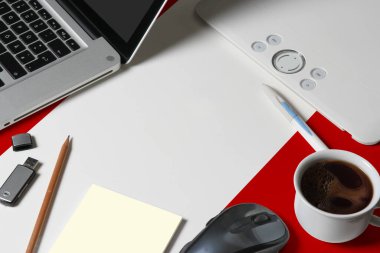 Üst görüntüde Peru ulusal bayrağı dizüstü bilgisayarı, klavyesi, usb sürücüsü, grafik tableti, kahve fincanı, ahşap masadaki fare yaratıcı tasarımcının çalışma alanı.